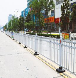 鋅鋼道路護欄（lán）當然可以保持（chí）色彩豔麗